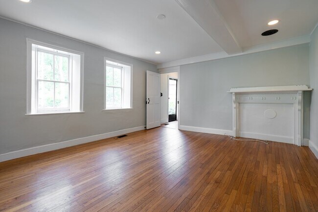 Building Photo - 42 Forest St