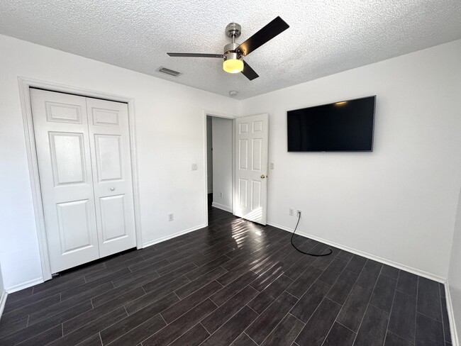 Building Photo - 7237 Bellingham Oaks Blvd