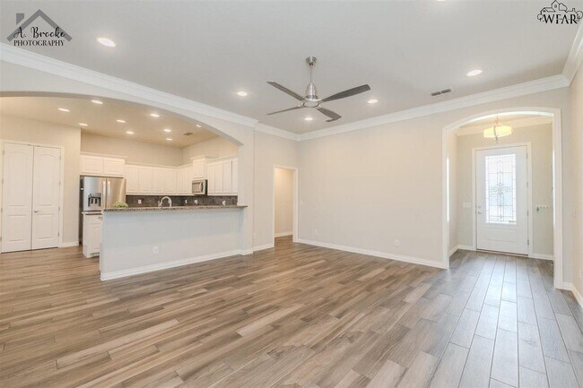 Building Photo - 4938 Spring Hill Dr