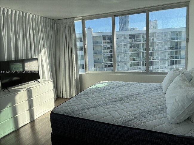 Building Photo - 1000 West Ave