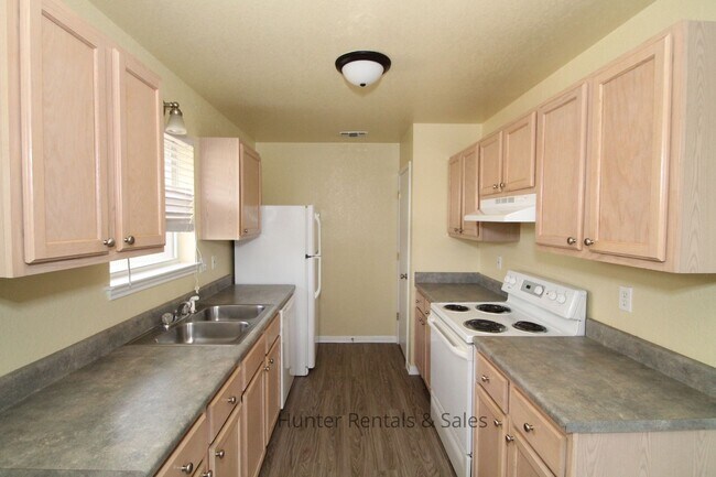 Building Photo - Awesome Three-Bedroom Across From Maxdale ...