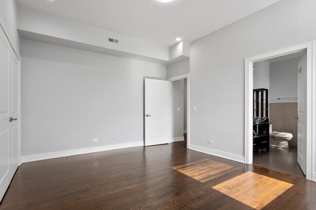 Building Photo - 1412 W Morse Ave