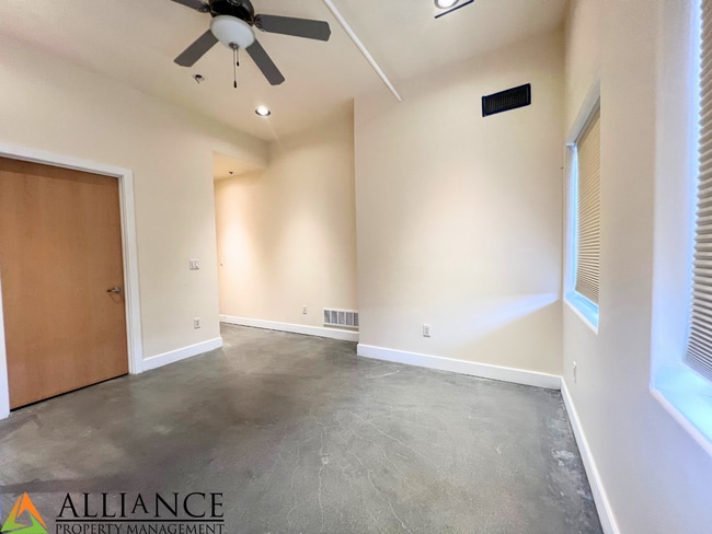 Building Photo - Maintenance Free Living ~ Close to KSU & Aggieville