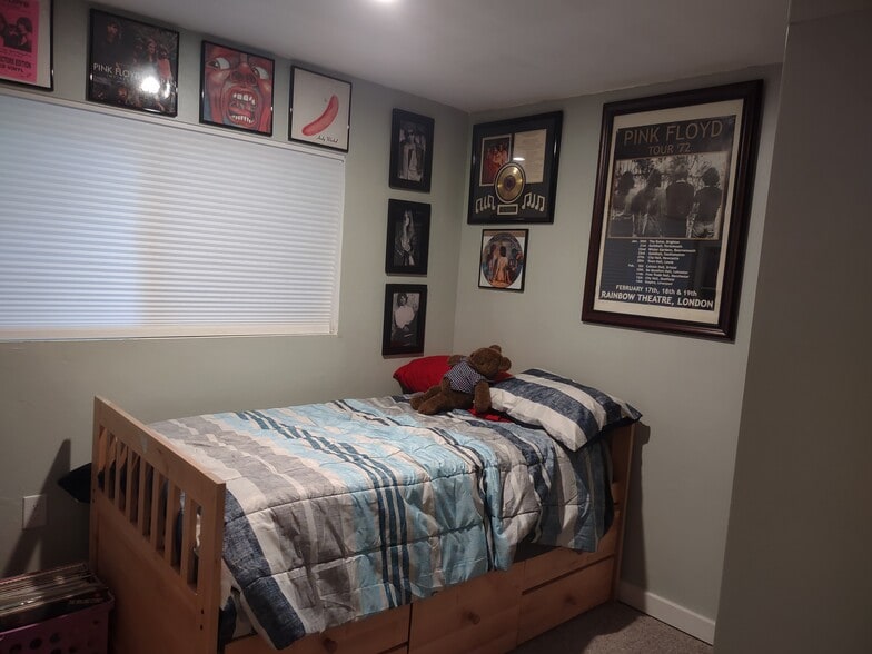 Smaller bedroom - 4535 S Hummelstrasse Ln