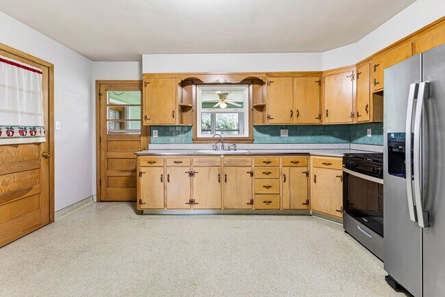 Building Photo - Remodeled 3-bedroom, 1-bath ranch with Attached Garage & Full Basement