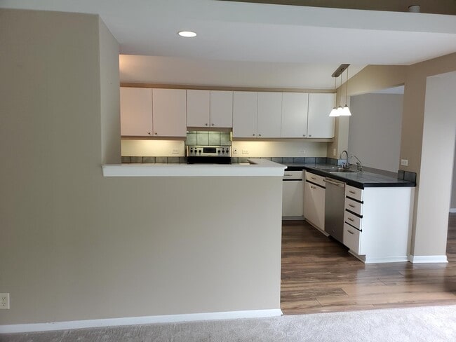Building Photo - 413 Riverview Dr