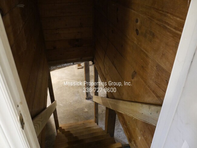 Building Photo - Quiet, Convenient Location, off Country Cl...