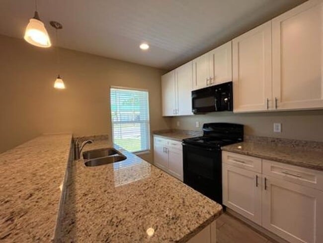 Building Photo - 3 Bed 2 Bath