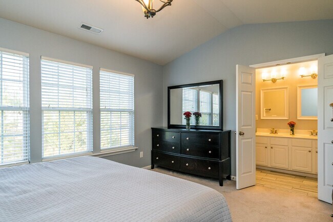 Building Photo - 128 Ruby Walk Dr