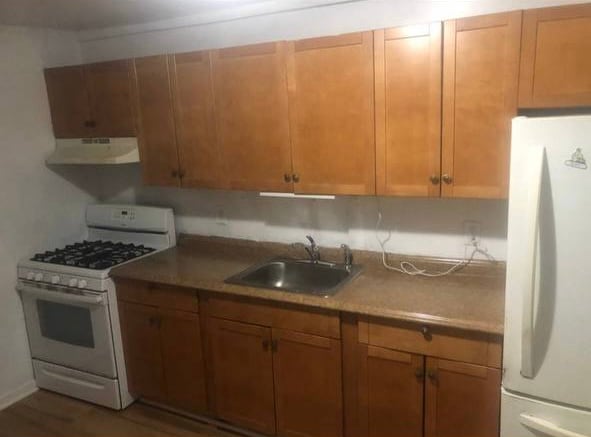 Building Photo - 618 Centre St