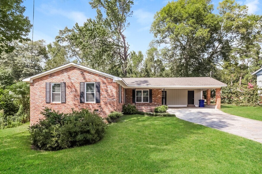 Building Photo - 2557 Saratoga Dr