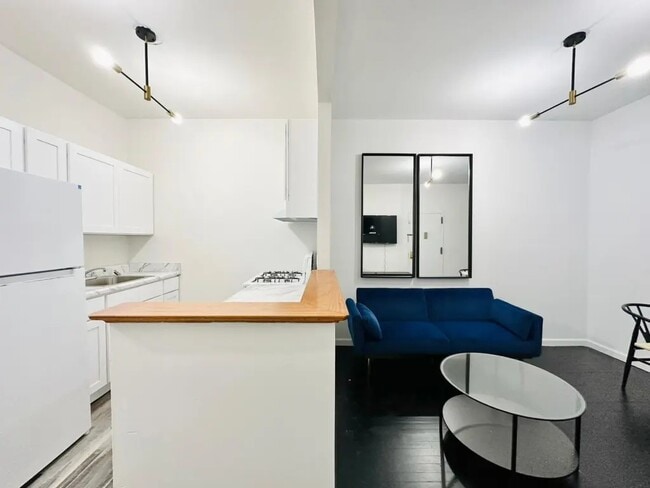 Building Photo - Furnished room/NOT APARTMENT