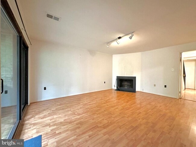 Building Photo - 8119 Inverness Ridge Rd