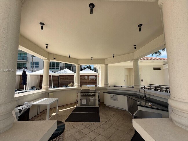 Building Photo - 600 W Las Olas Blvd