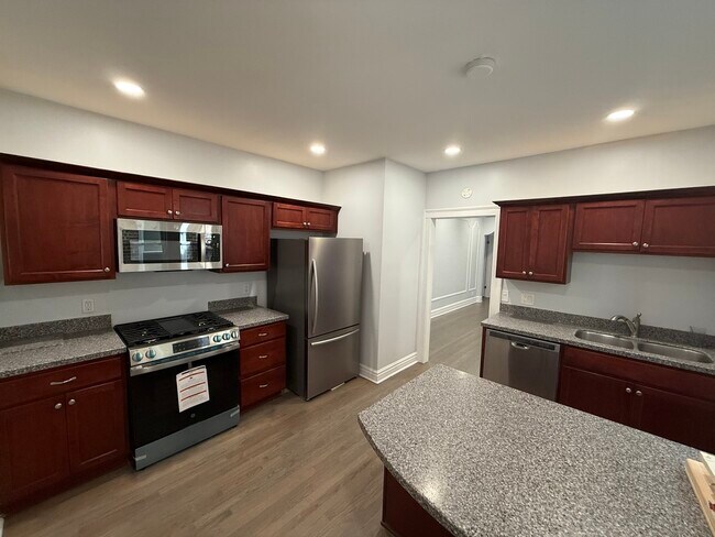 Building Photo - 2827 W Lunt Ave