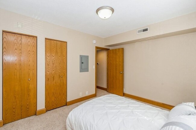 Building Photo - 300 Grandview Ct