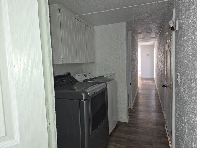 Building Photo - 209 S Ave B