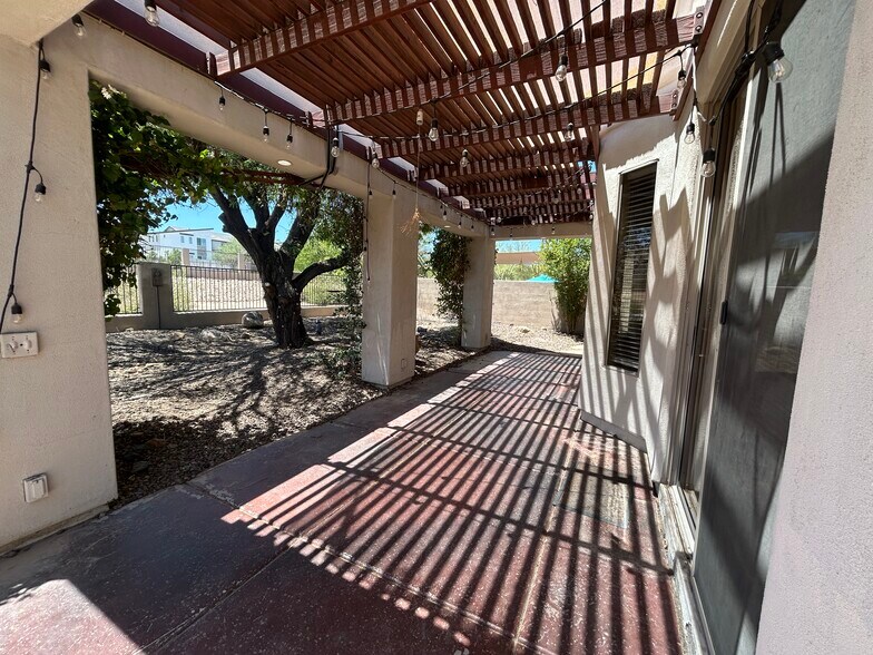Building Photo - 2041 E Fawn Dr