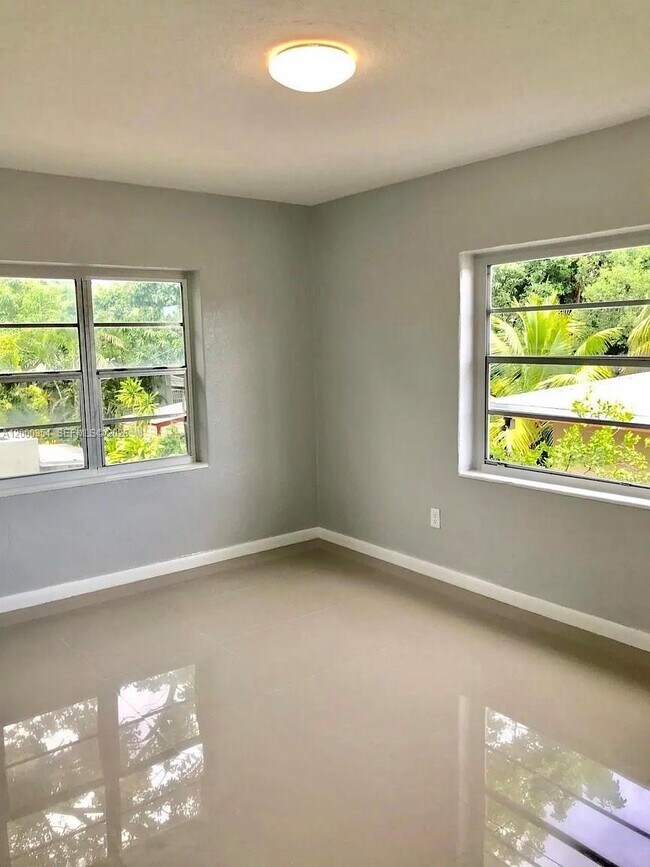 Building Photo - 535 NE 68th St