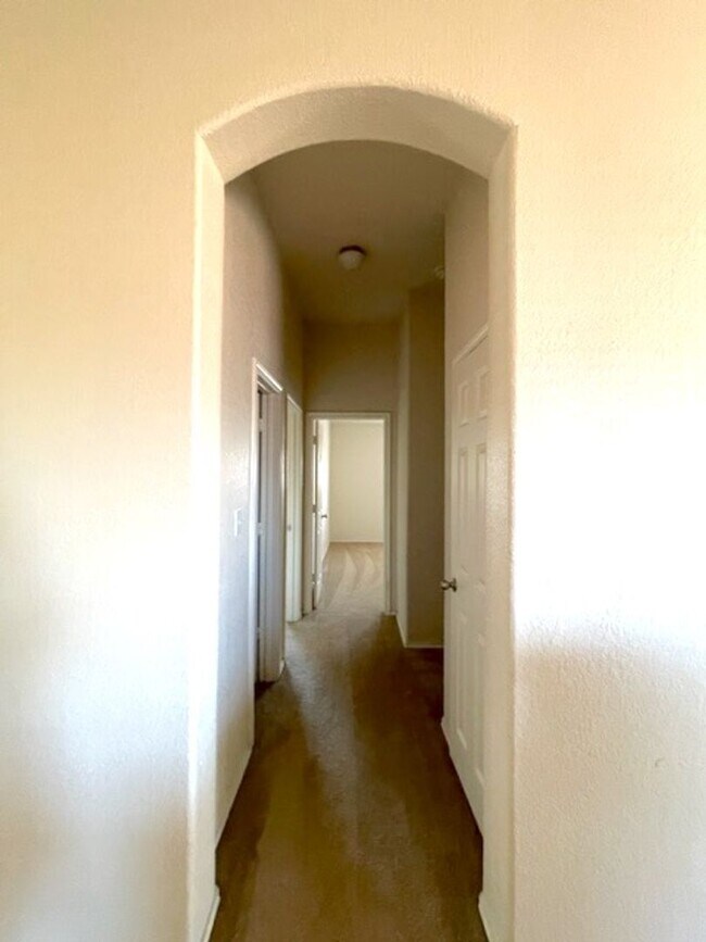 Building Photo - Ready For Move In - Large & Roomy 1 Story 4 Bed 2 Bath in NW San Antonio - Must See!