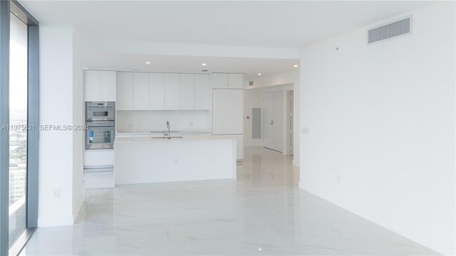 Building Photo - 700 NE 24th St