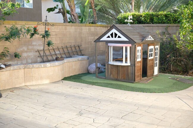 Building Photo - 16 Villager