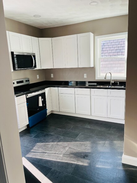 Building Photo - 1051 Broad St