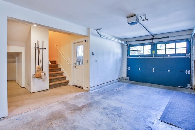 Building Photo - 1086 Village Loop