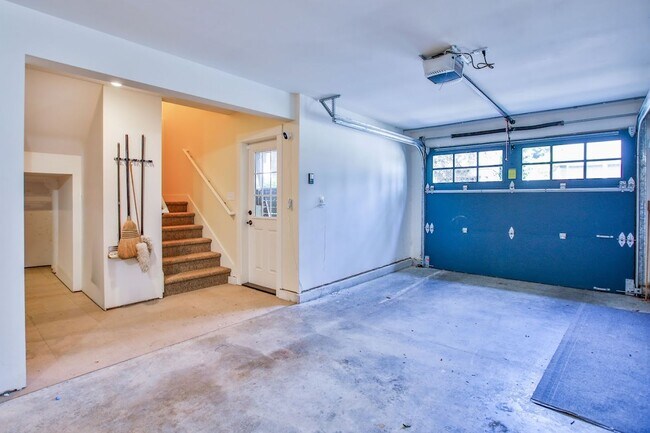 Building Photo - Lovely Cottage Home and Property Located in The Highlands in Langley!