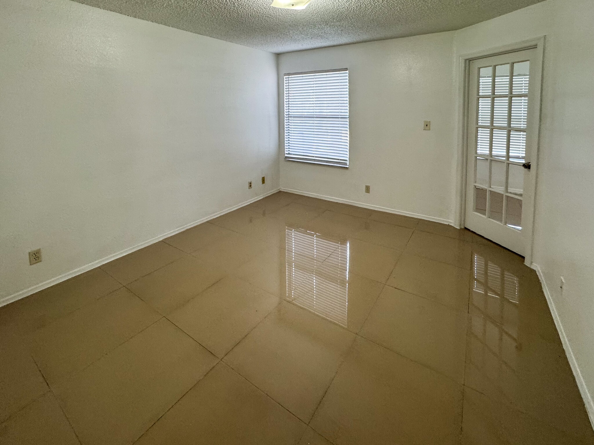 Building Photo - 2946 S University Dr