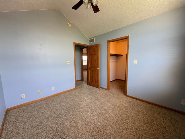 Building Photo - 705 Hummingbird Ln