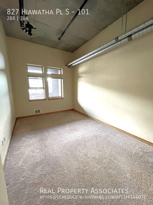 Building Photo - 827 Hiawatha Pl S