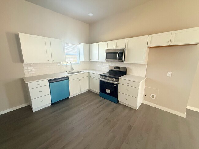 Building Photo - 1131 E Moman Ave