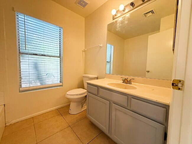 Building Photo - Golf Course Backyard! Updated 3-Bed Home i...