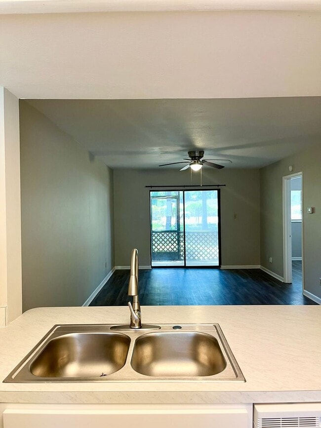 Building Photo - 2 bedroom, 2 bath Condo on 1st floor locat...