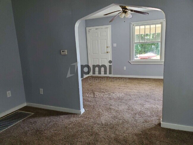 Building Photo - 1312 E Olive St