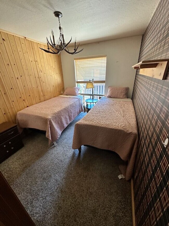 Building Photo - True Skier's Condo! Available for a Seasonal tern rental (3-6 months). Call me today!!