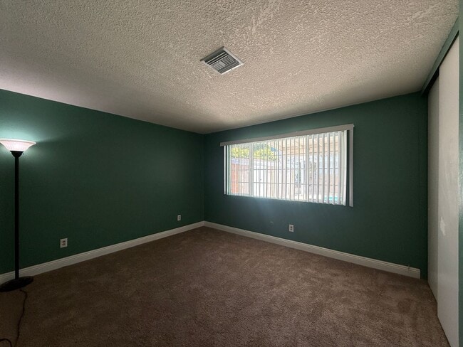 Building Photo - West Palmdale Pool Home!