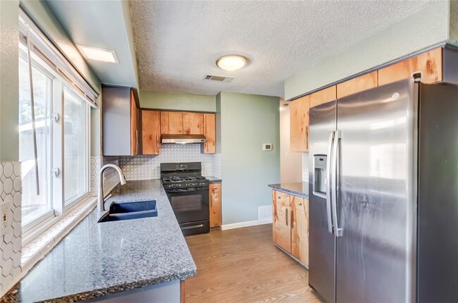 Building Photo - 1204 Woodfield Dr