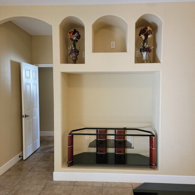 Building Photo - 77 Westland Run
