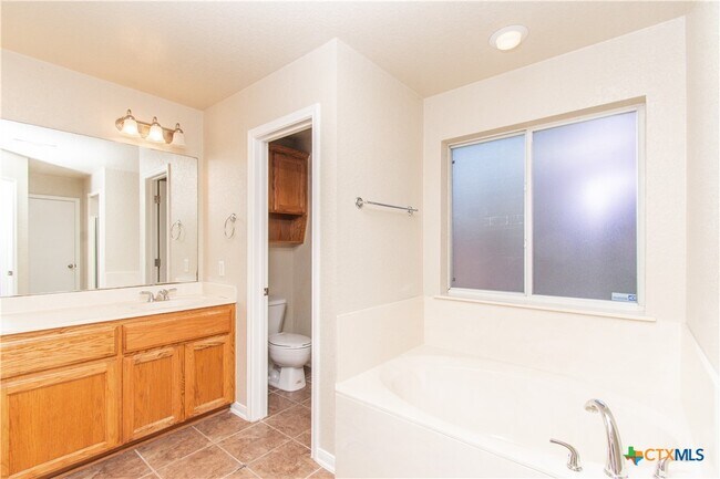 Building Photo - 608 Leo Ln