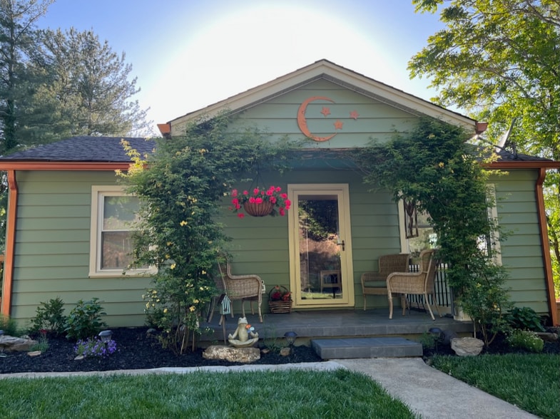 Primary Photo - 551 College St