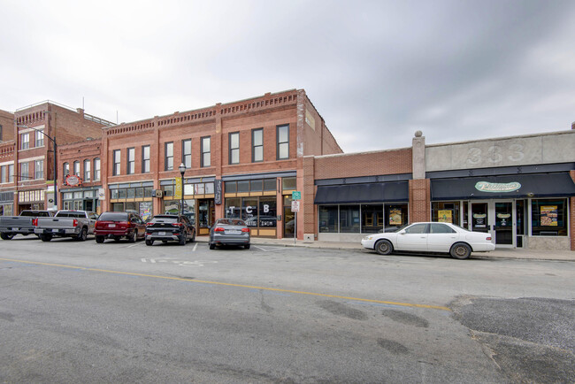 Building Photo - 327 E Walnut St