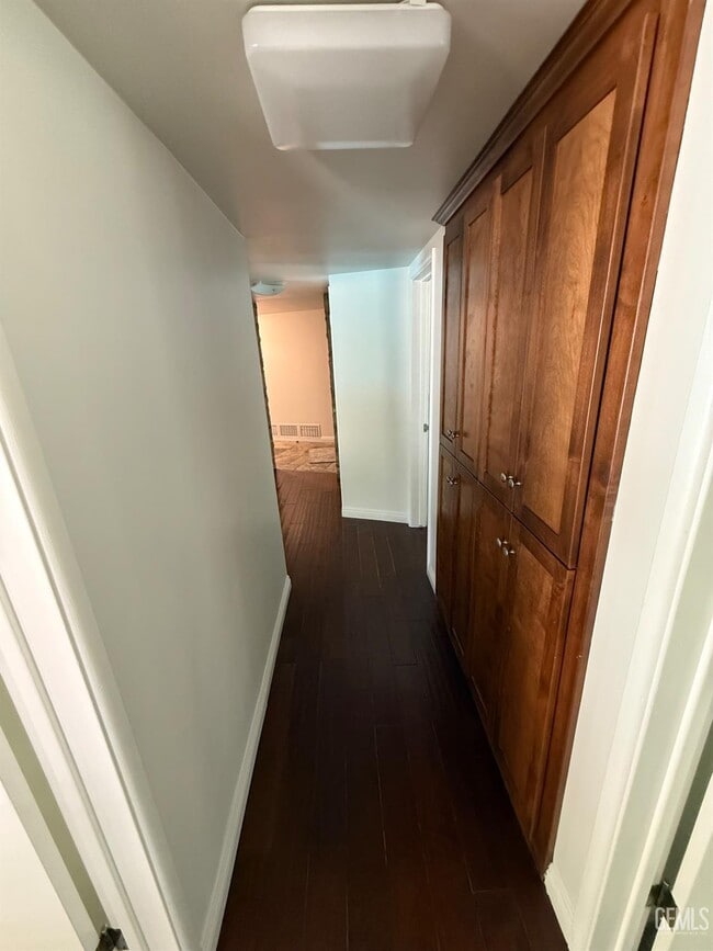 Building Photo - 400 Fairway Dr