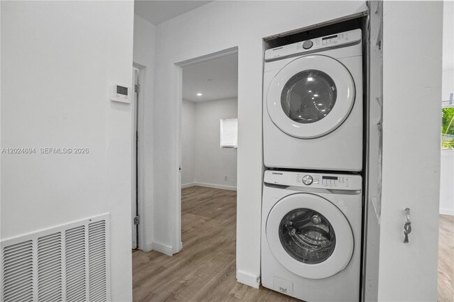 Building Photo - 1081 NE 166th St