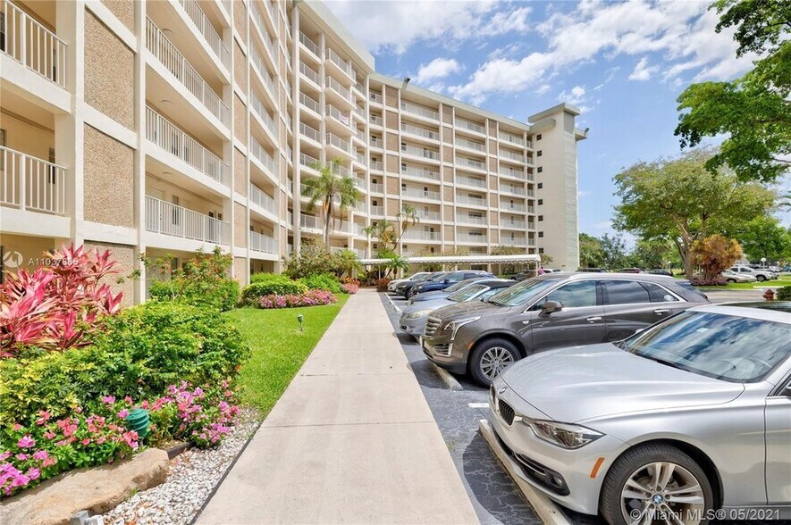 Building Photo - 2661 S Course Dr