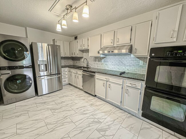 Building Photo - Newly Renovated 3 Bed 2.5 Bath Condo With ...