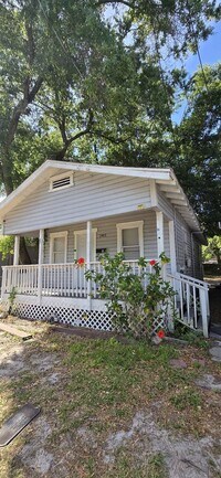 Building Photo - Beautiful 2 bedroom 1 bath in Tampa!! Apply for FREE This Holiday Season!