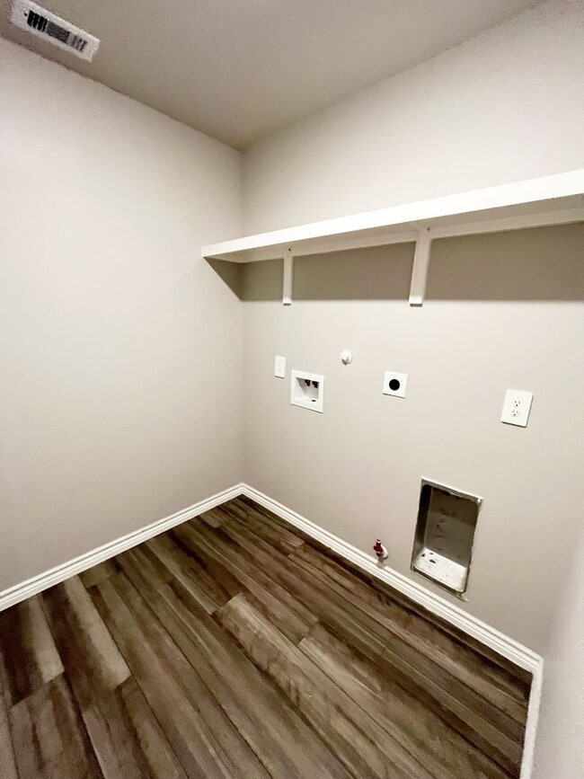 Building Photo - Half off deposit for OCTOBER