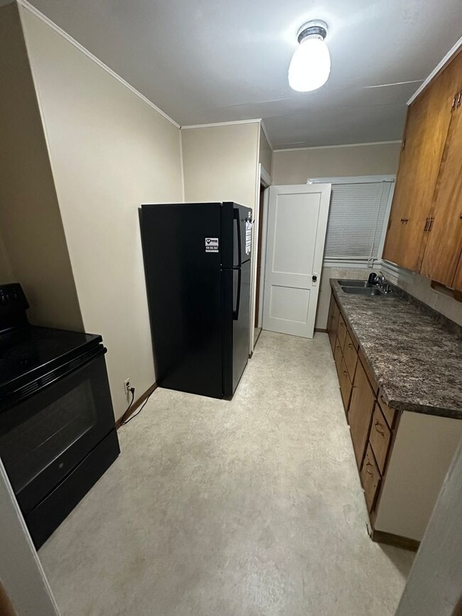 Building Photo - 2 Bedroom, 1 Bathroom House with Carport